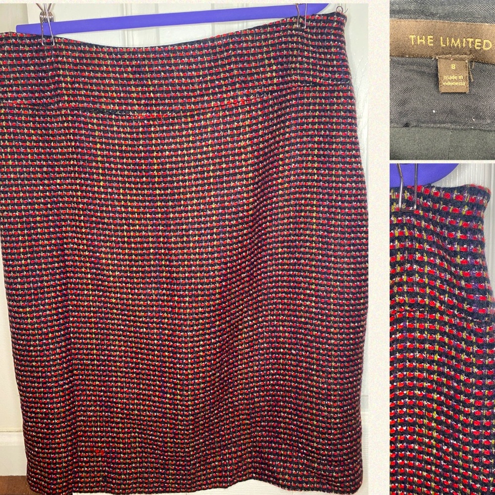 ♥️Women’s black and red tweed skirt from The Limited— trending for the holidays!